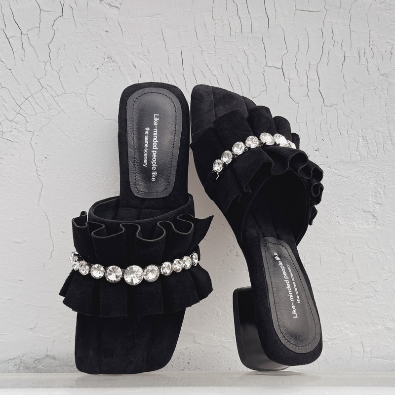 Stylish Silver Leather Pleated Slide Sandals With A Resort Vibe foto 2
