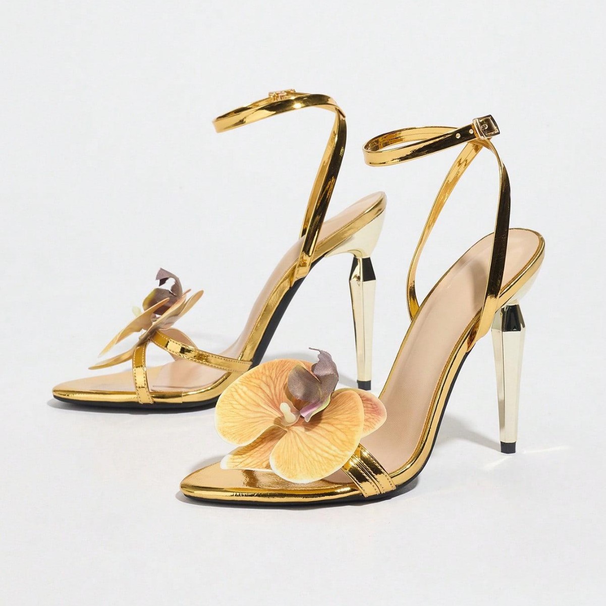Women's Three-dimensional Floral Decorative Round Toe Stiletto Heel Sandals foto 5