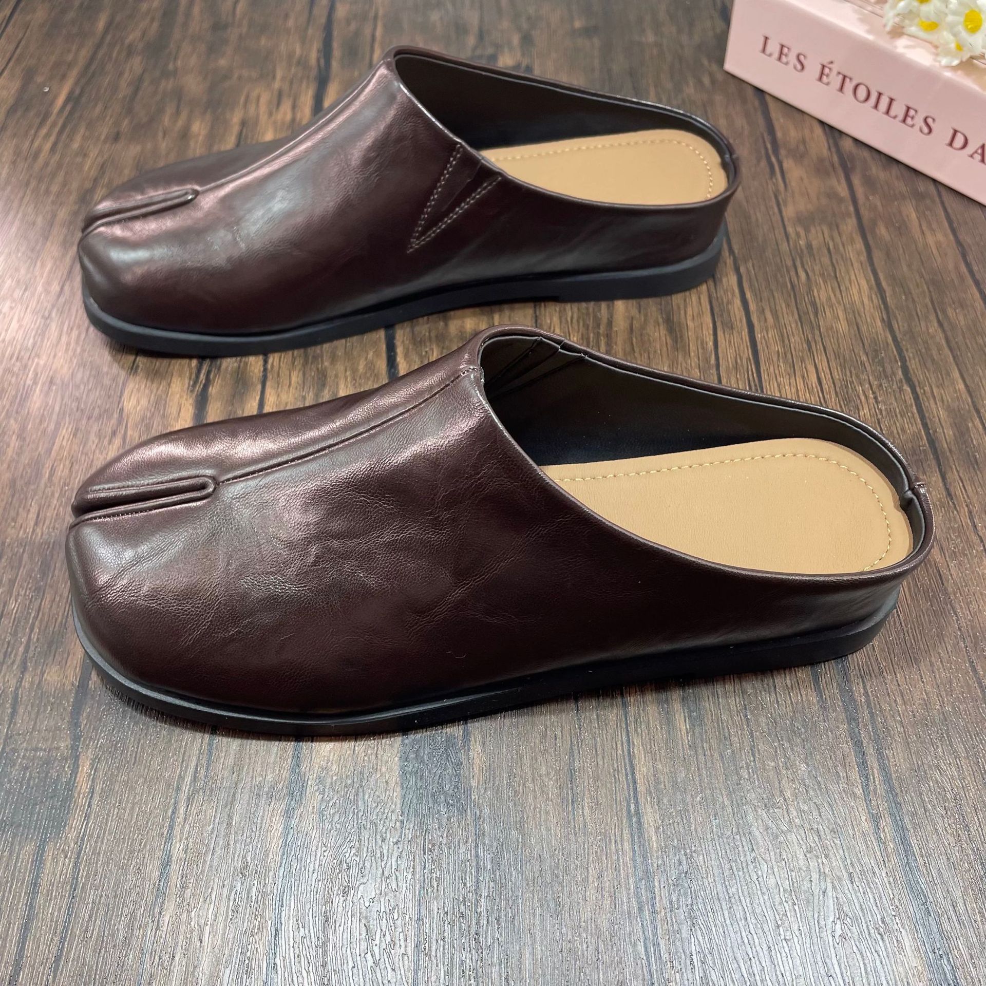 Cowhidestyle Koreanstyle Pigfoot Splittoe Shoes For WomenNiche Design