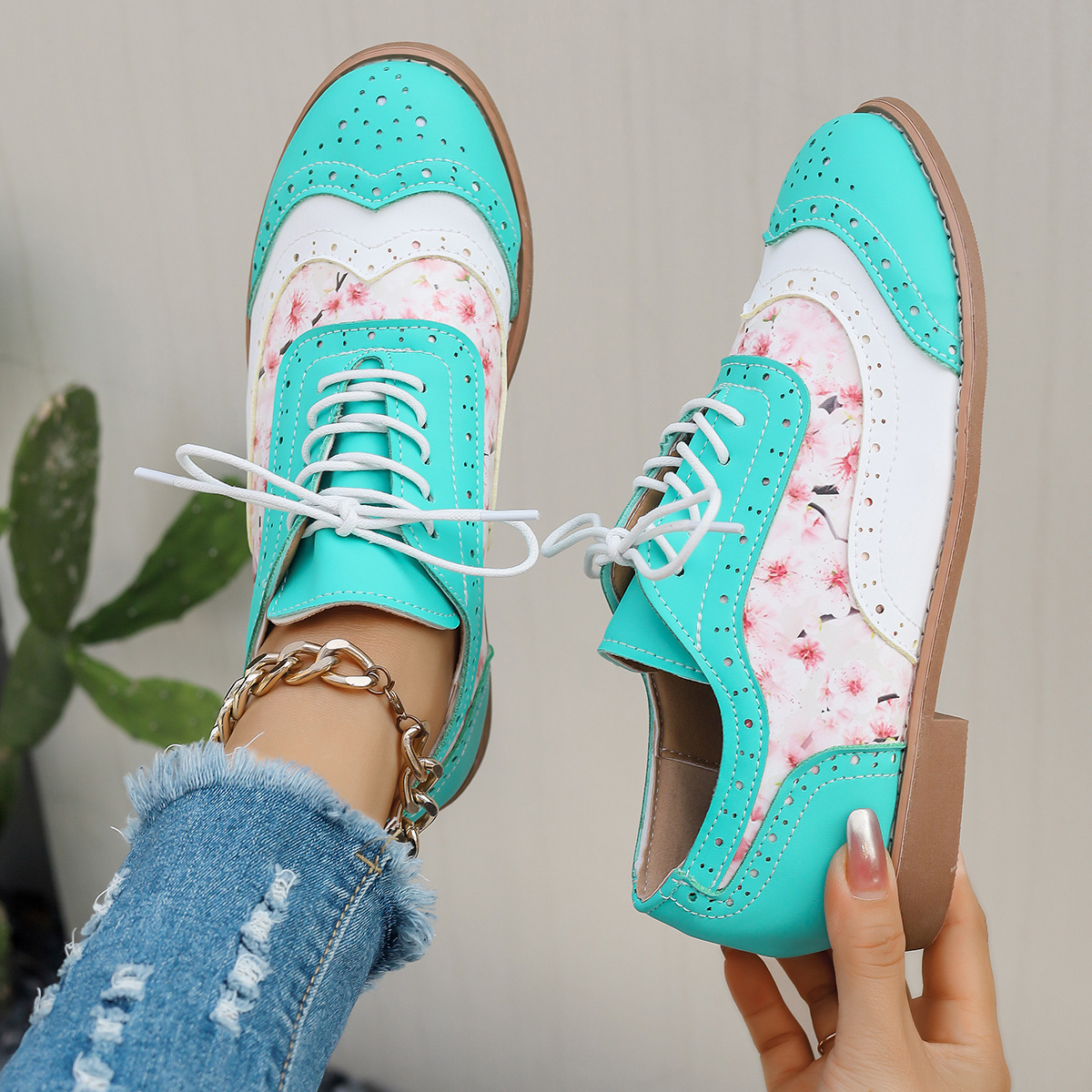 Womens Floral Brocade Pumps In Plus Sizes Color-Block Design With Lace-Up Round Toe foto 4