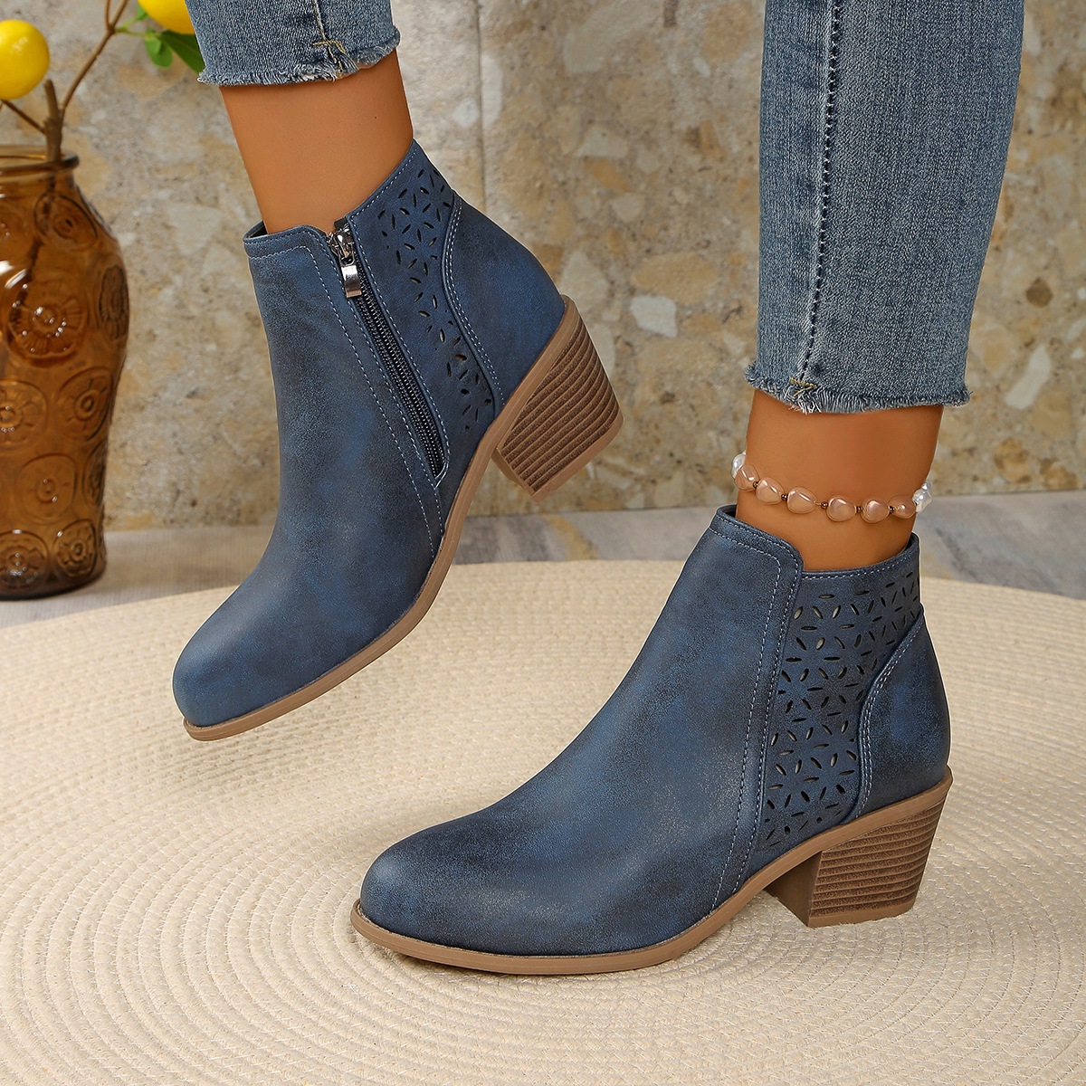 Hollow-out Pointed Toe Low-cut Square Heel Women's Boots foto 4