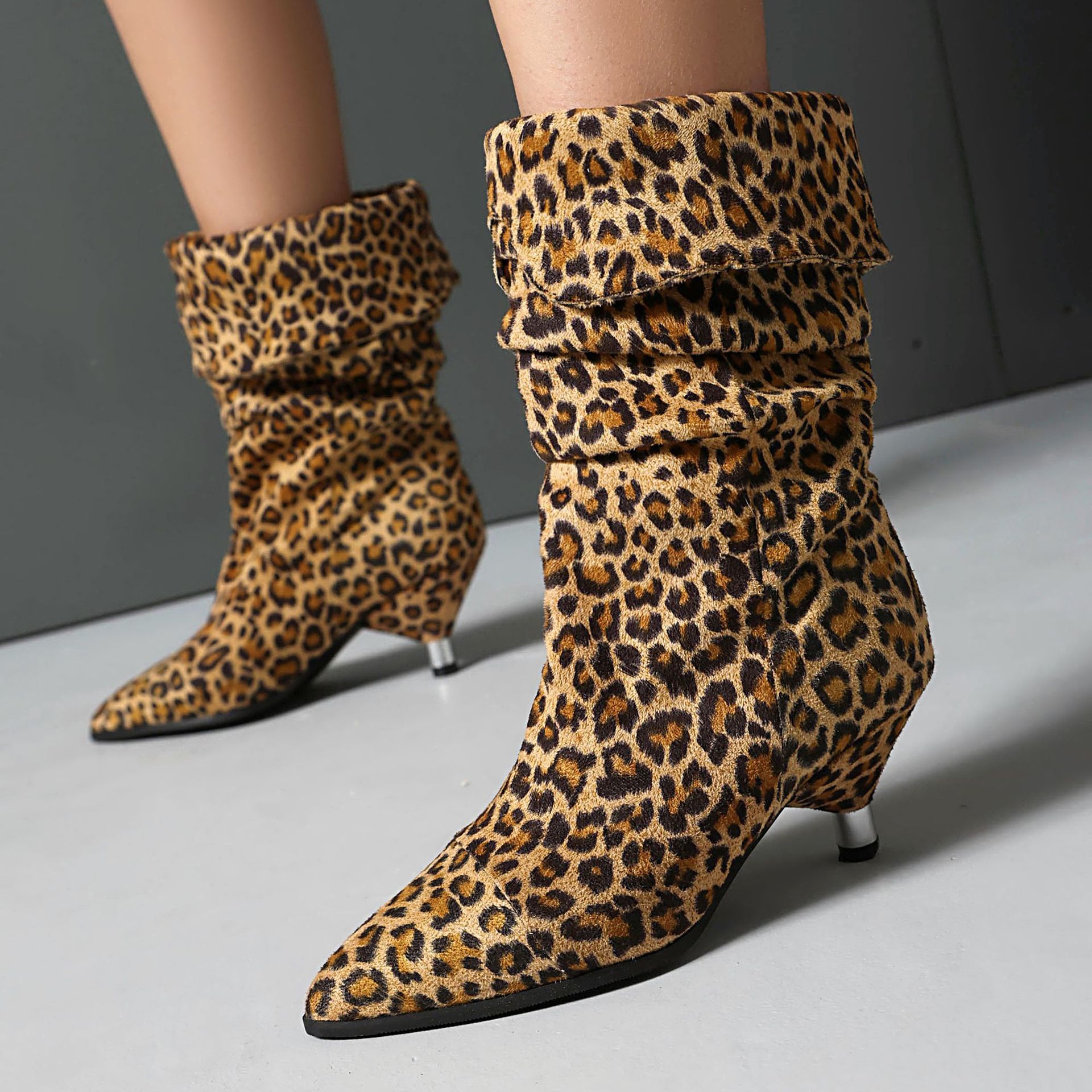 Stiletto-Heel Leopard-Print Pointed-Toe Ankle Boots With Turned-Over Cuffs foto 5