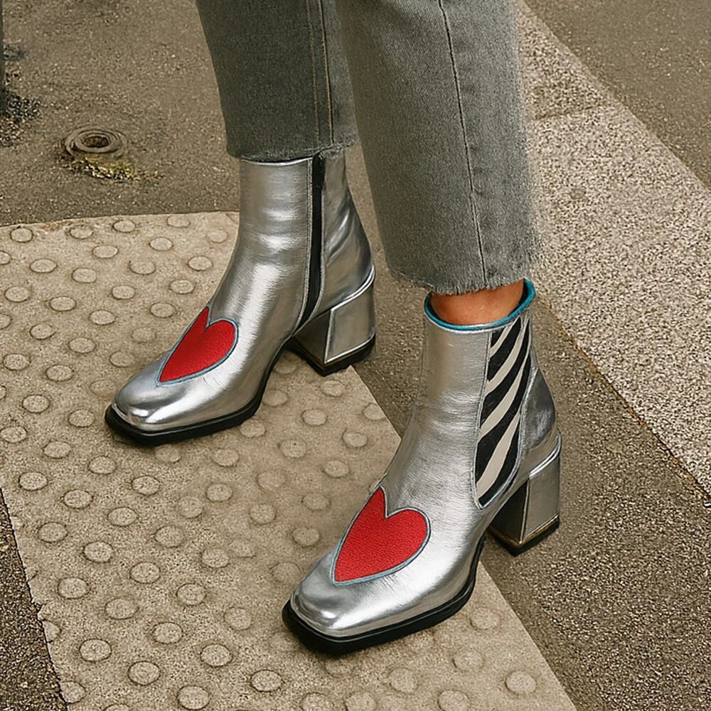 Square-toe Red Chunky-heeled Ankle Boots With A Side Zipper And Heart Detail foto 3