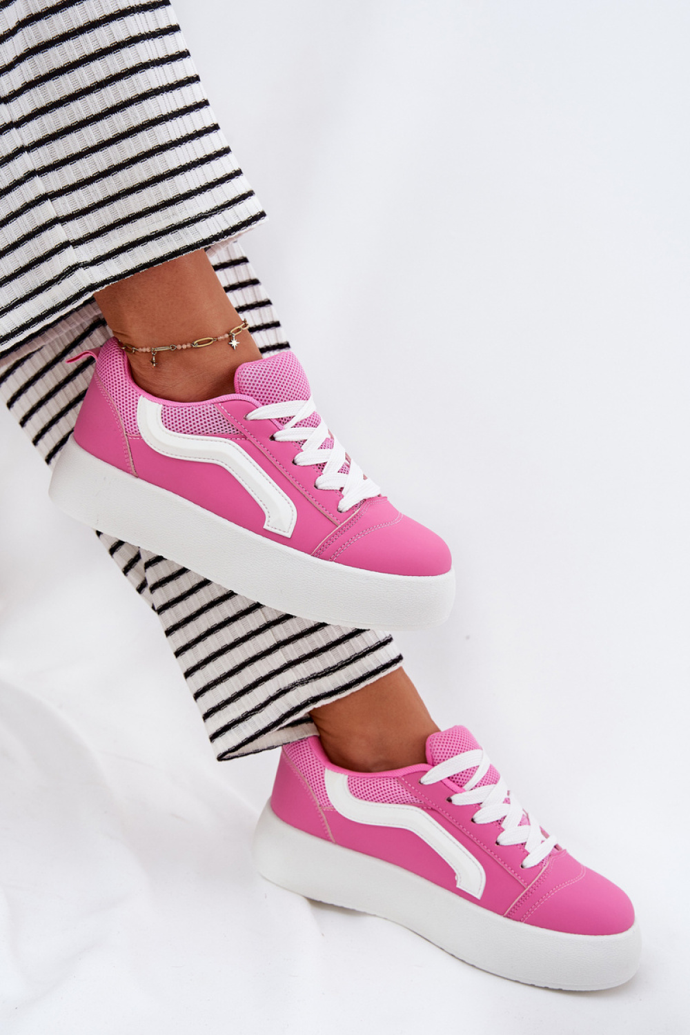 Sportschoenen op een platform Step in style foto 3