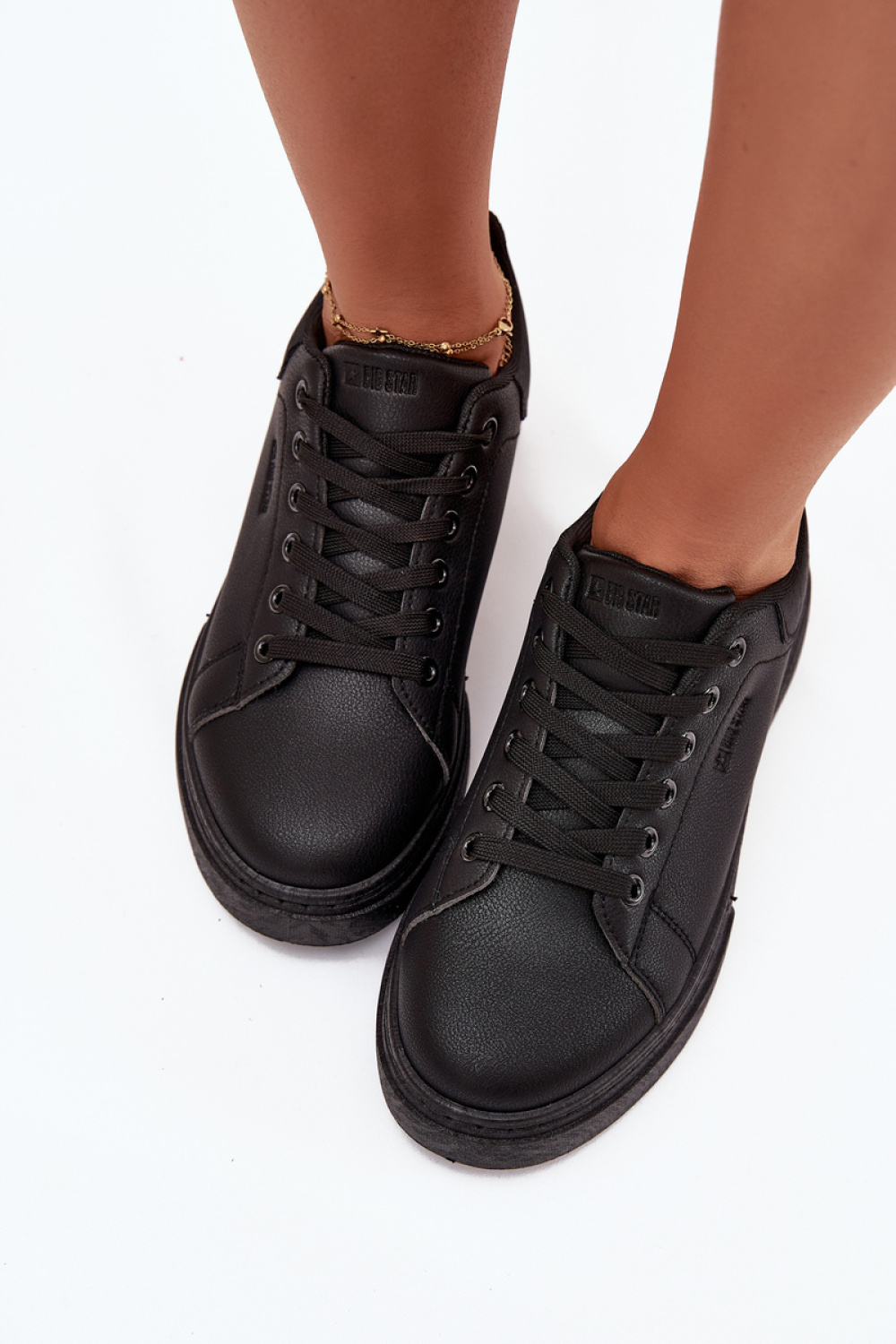 Sportschoenen op een platform Step in style foto 3