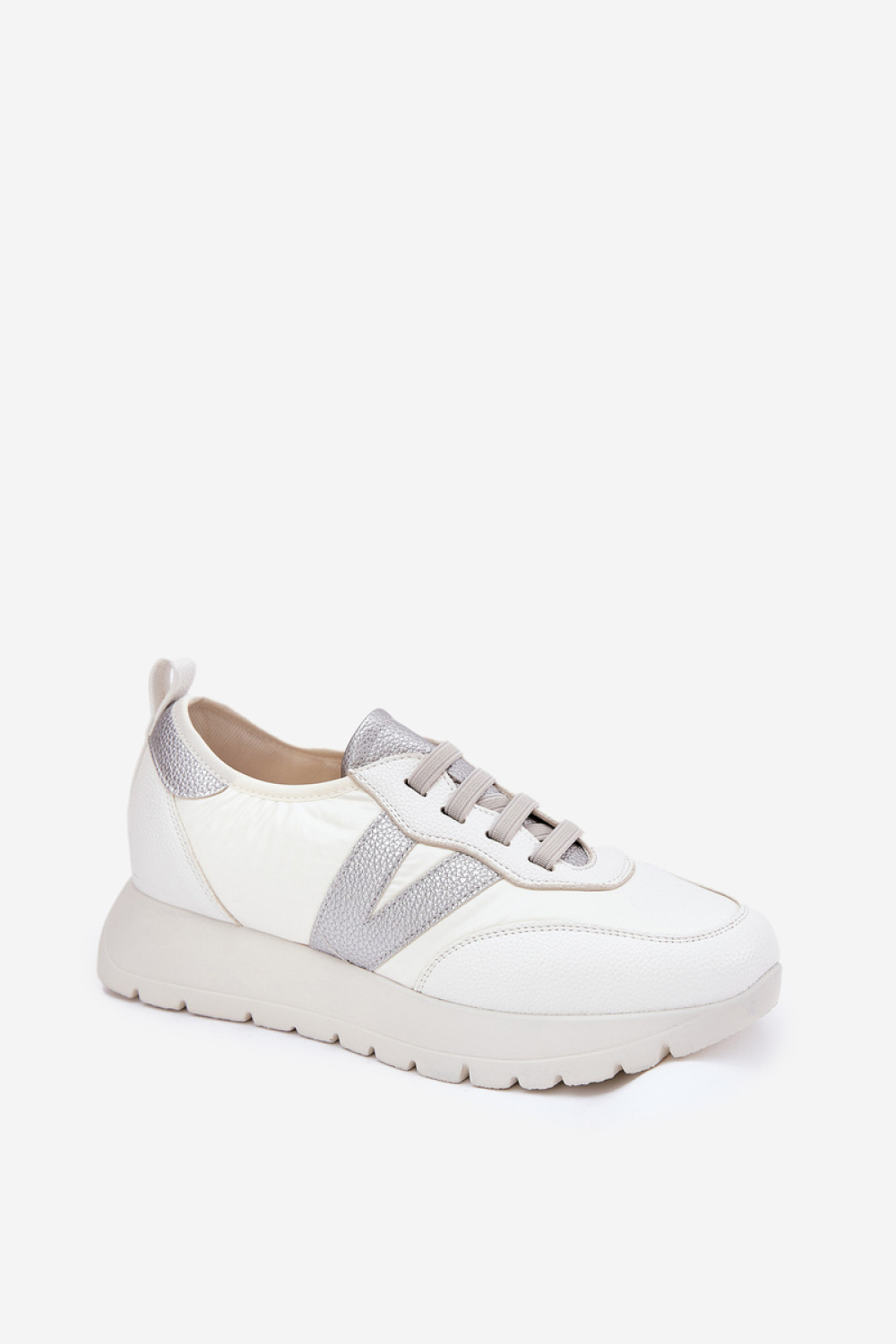 Sportschoenen op een platform Step in style foto 2