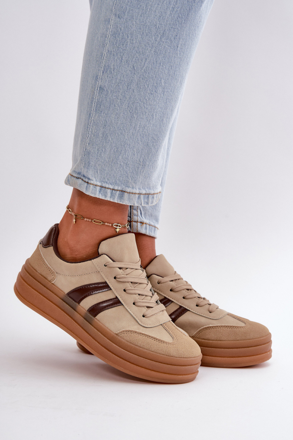 Sportschoenen op een platform Step in style