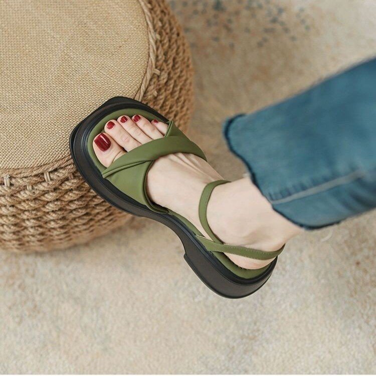 Green Skin-illuminating Roman Sandals With A Single Strap foto 5