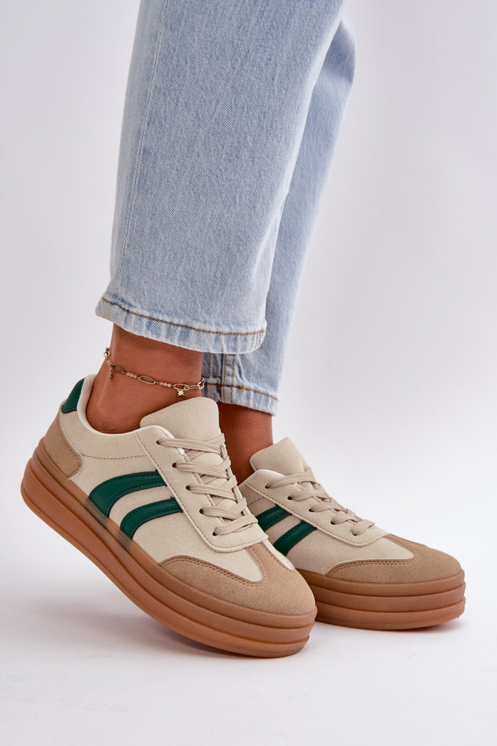 Sportschoenen op een platform Step in style