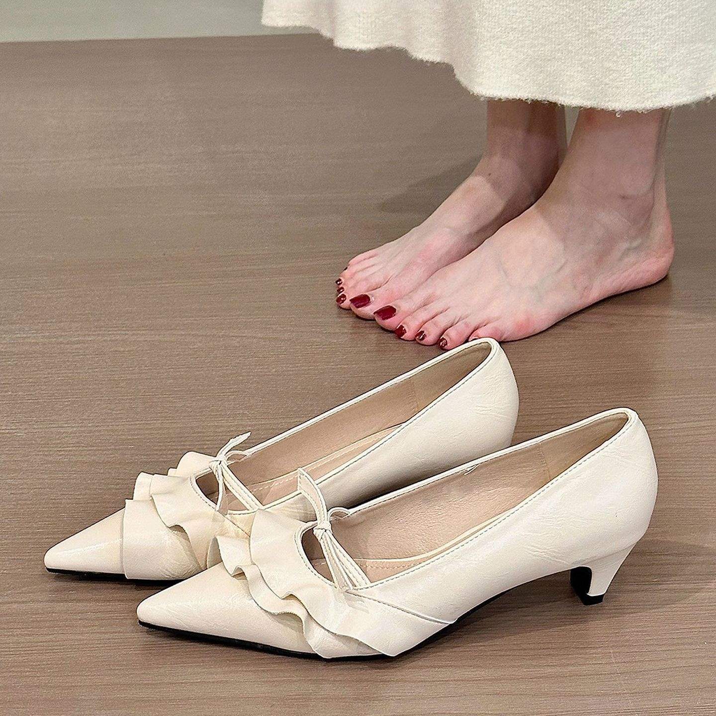 Elegant French-style Silver Stiletto Heels With A Ruffled Hem foto 2