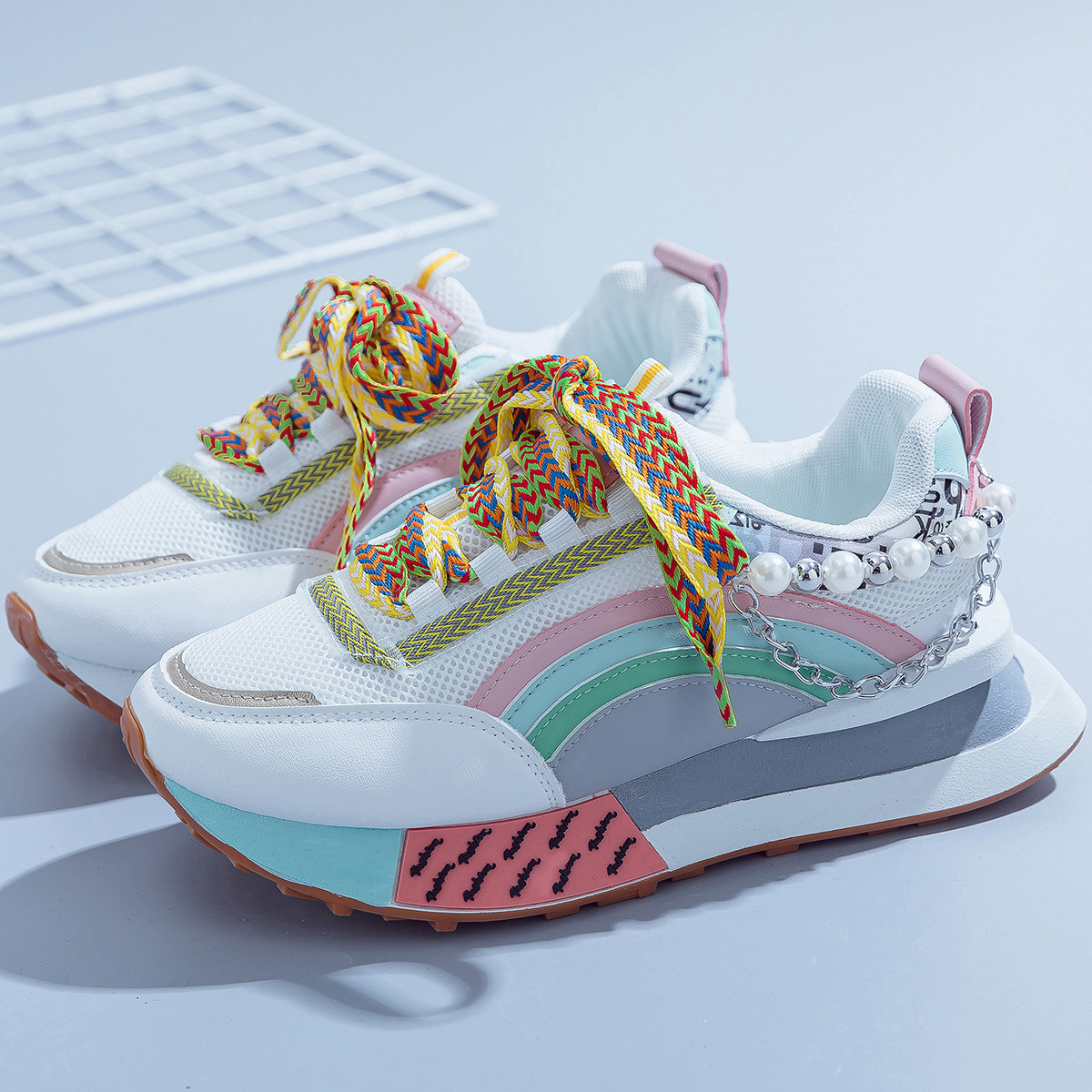 Shiny Chunky Soled Sneakerscasual FashionableAnd On Trend foto 4