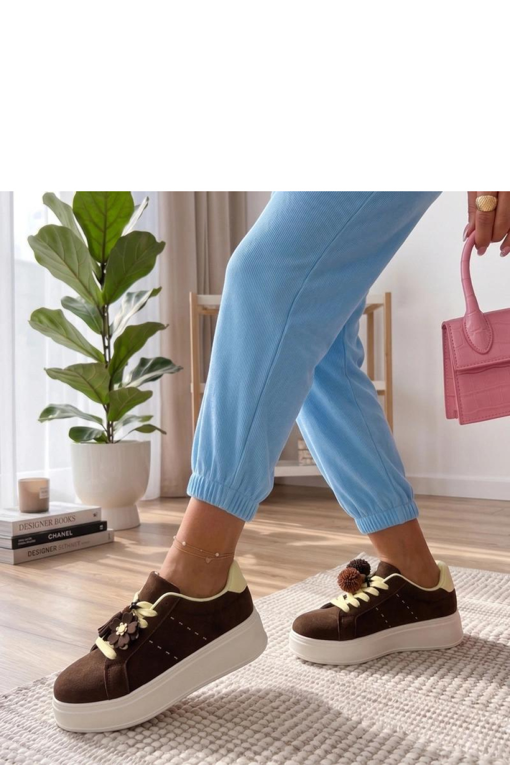 Sportschoenen op een platform Solea