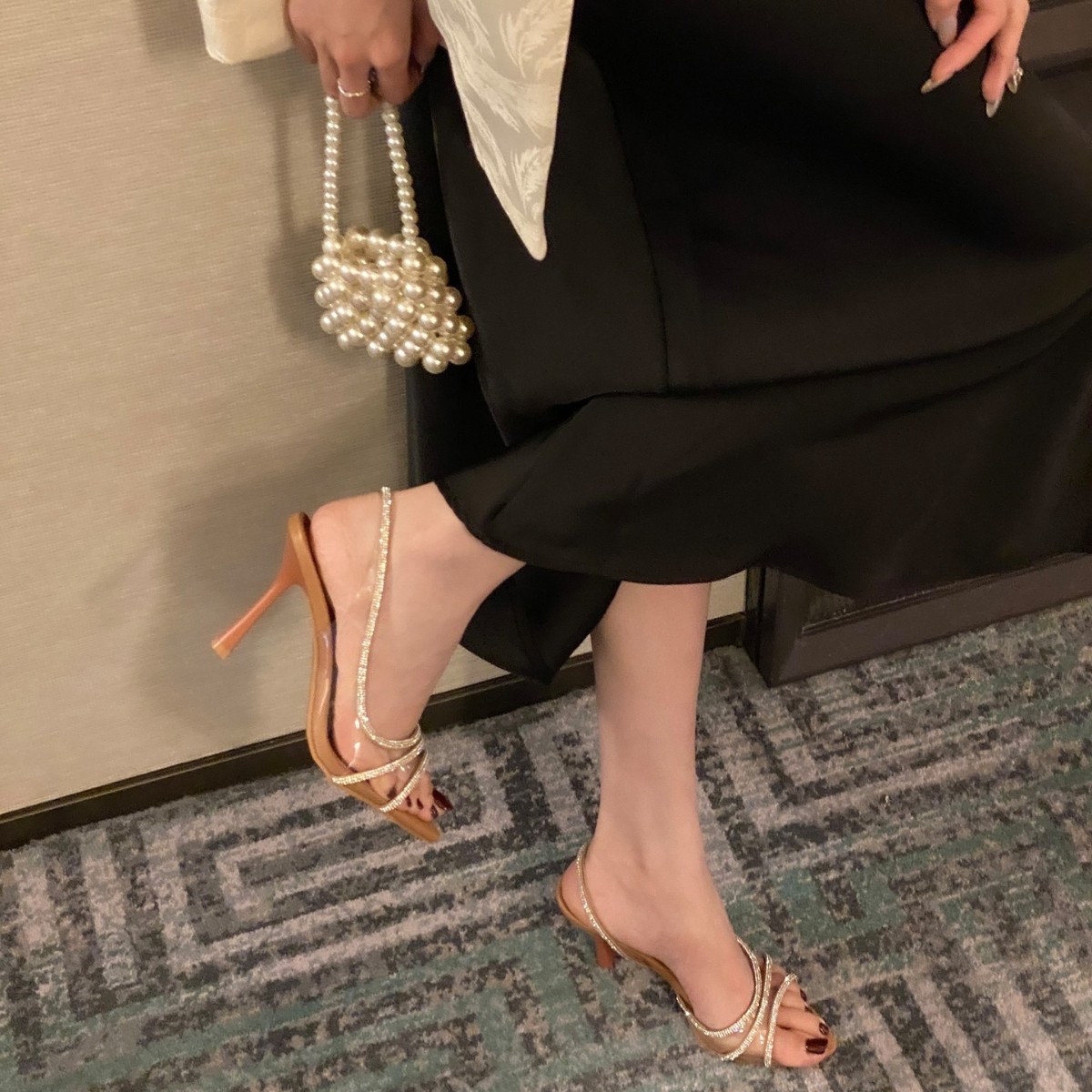Sequin And Rhinestone Encrusted Transparent Peep Toe Stilettos foto 3