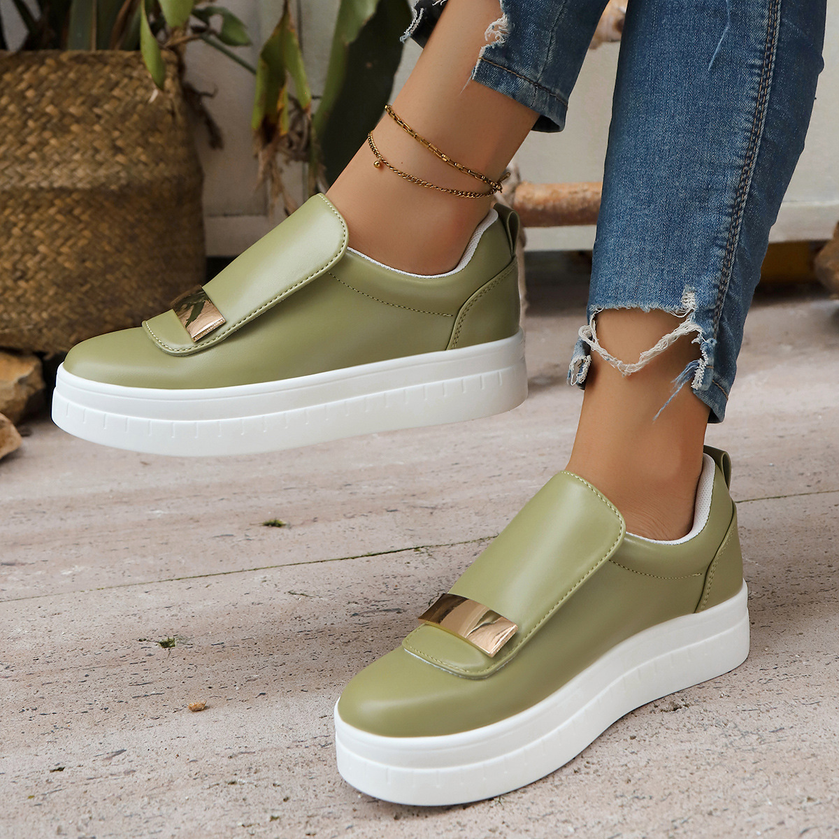 Lightweight Thick-soled Slip-on Sneakers With Velcro Closure foto 2