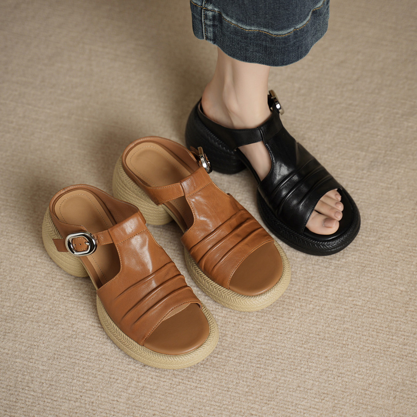 Women's Handcrafted Full-Grain Leather Ruched T-Strap Platform Mule Sandals, Chunky Heel Slides With Buckle foto 4