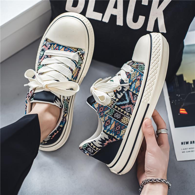 Casual Graffiti Embroidered Canvas Shoes foto 4
