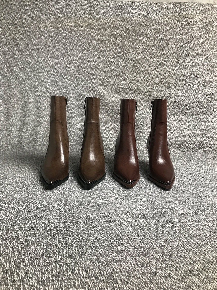 Short British Style Dr Martens Boots With A Chunky Heel And A Pointed Toe foto 2