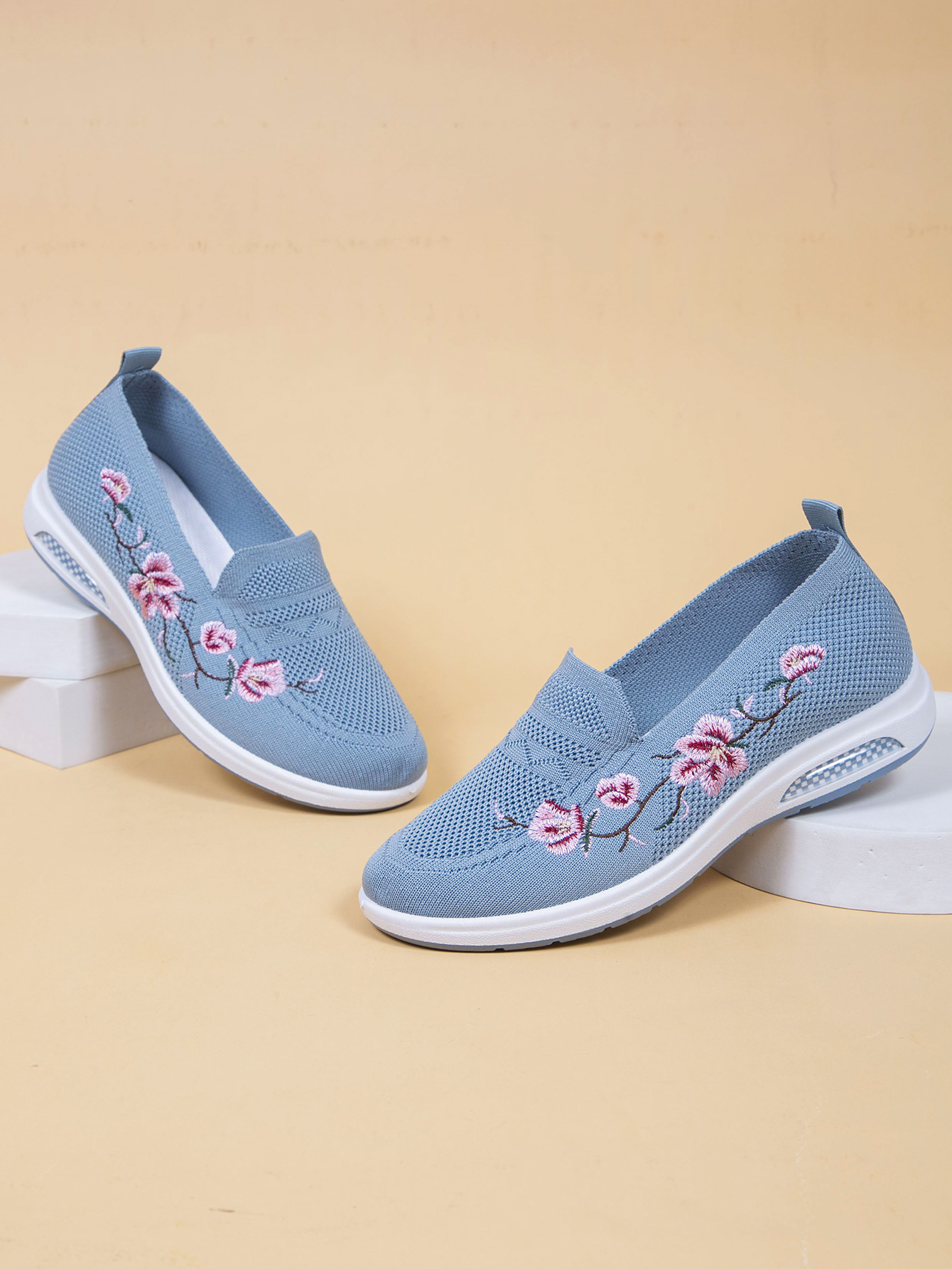 Women's Breathable Cloth Shoes Fashion Embroidery Soft Sole Shoes foto 3