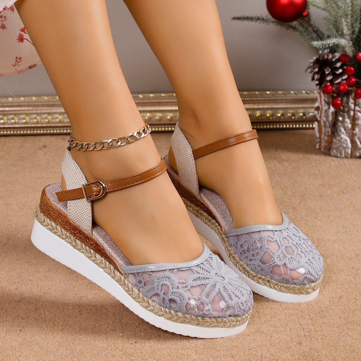 Womens Plus-Size Mesh Breathable Embroidered Stylish High-Heel Sandals foto 4