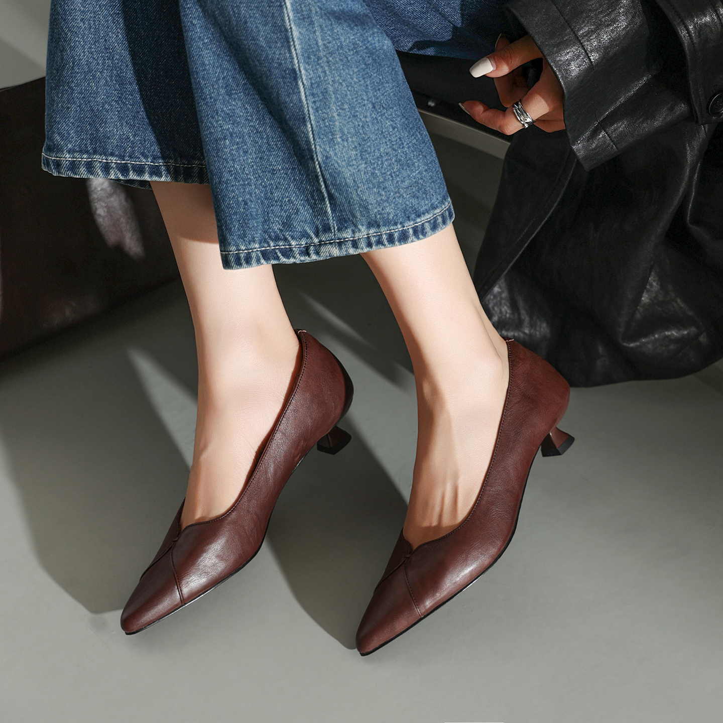 Women's Washed Full-Grain Cowhide Kitten Heel Pumps, Pointed Toe Handcrafted Leather Dress Shoes foto 5
