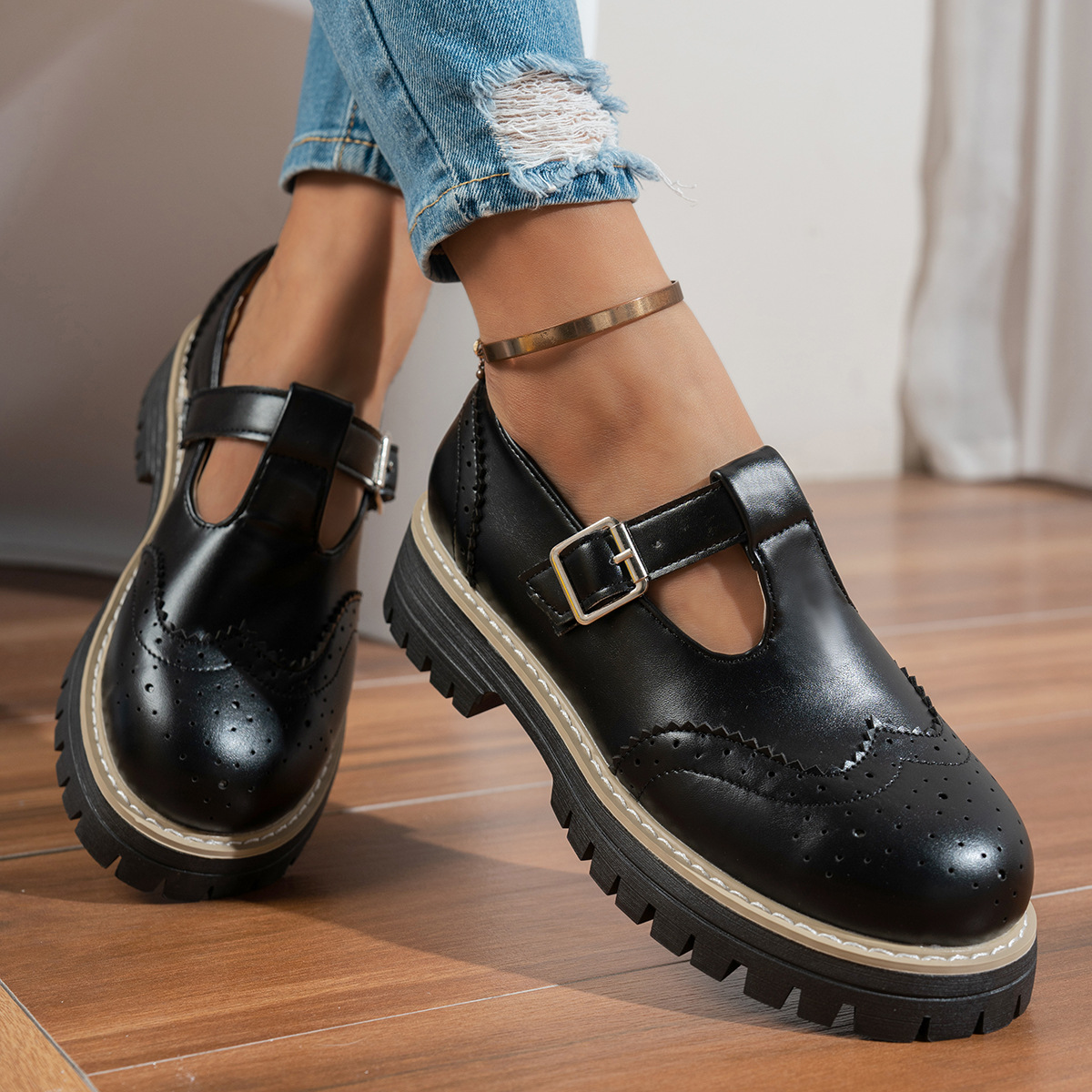 Retro British-style Hollow-out Buckle Pumps foto 5