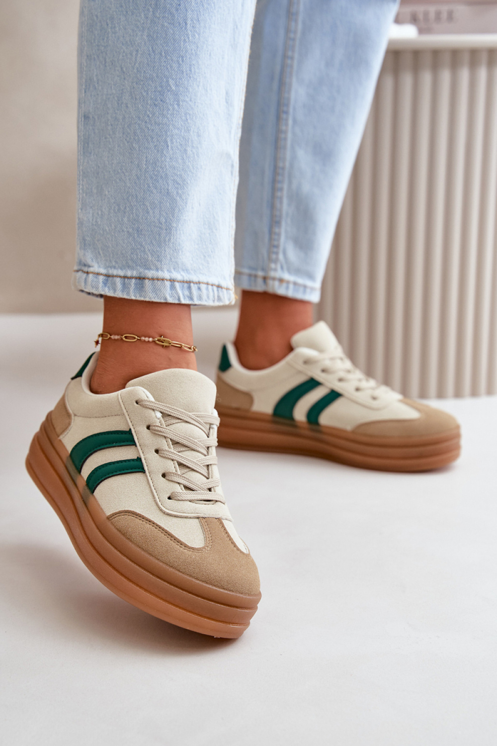 Sportschoenen op een platform Step in style foto 3