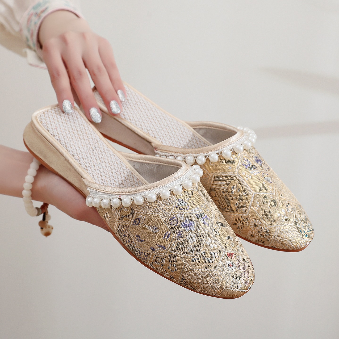 Summer New Cheongsam Ancient Style Mid Heel Embroidered Female Cloth Shoes foto 3