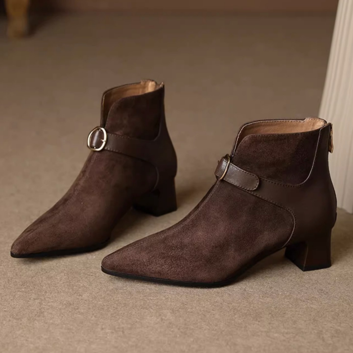 Pointed-toe Suede Belt-strap Mid-heel Ankle Boots foto 4