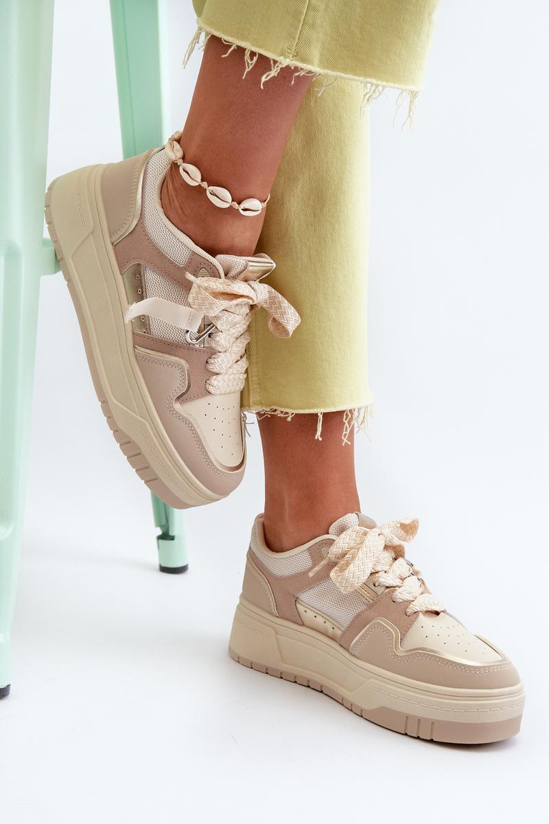 Sportschoenen op een platform Step in style foto 3