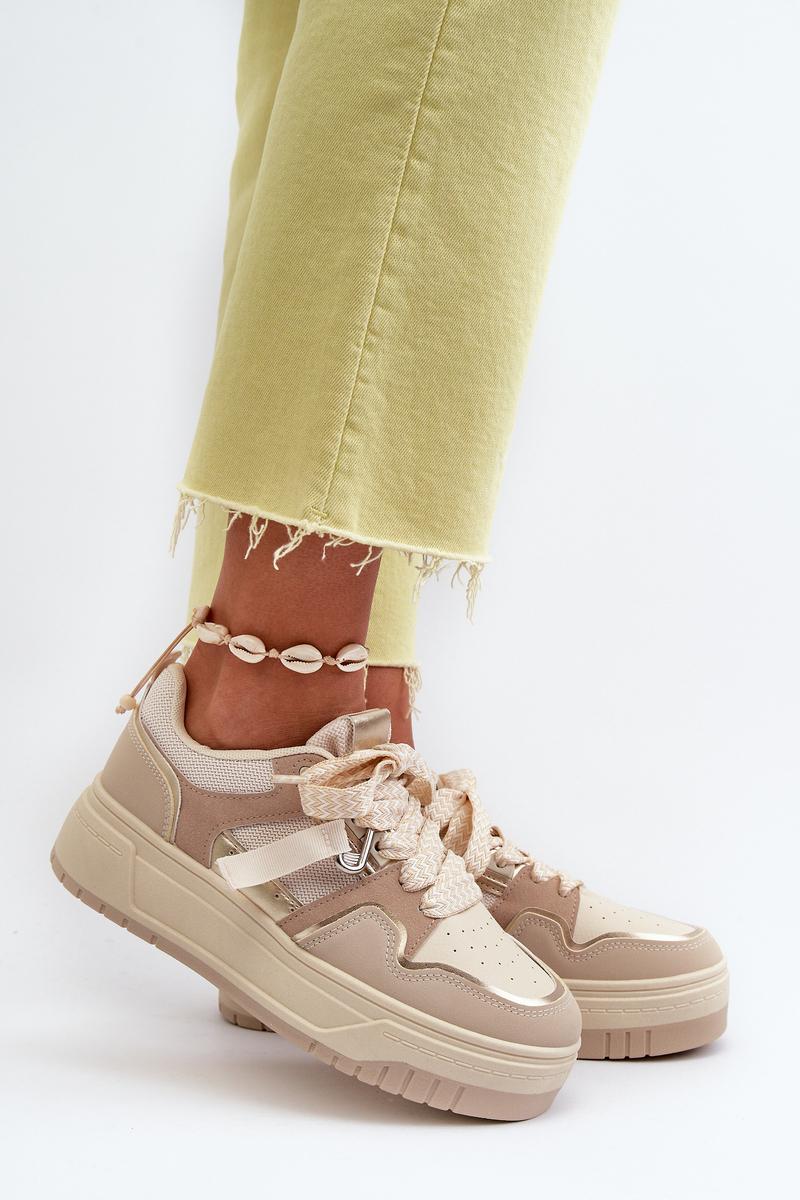 Sportschoenen op een platform Step in style
