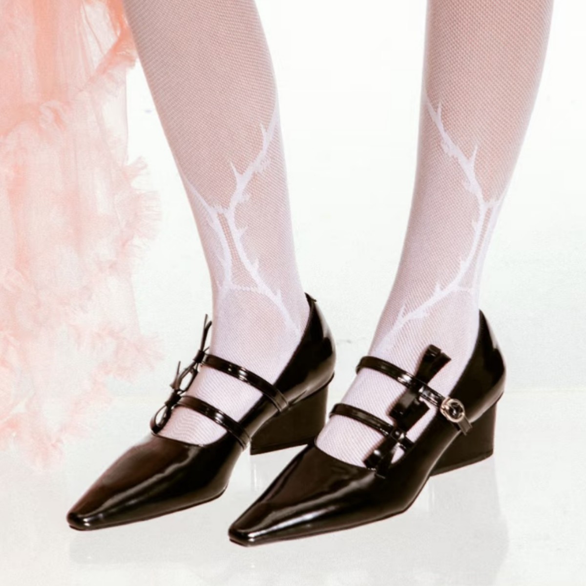 Chunky-heeled French-style Mary Jane Pumps With A Bow foto 4