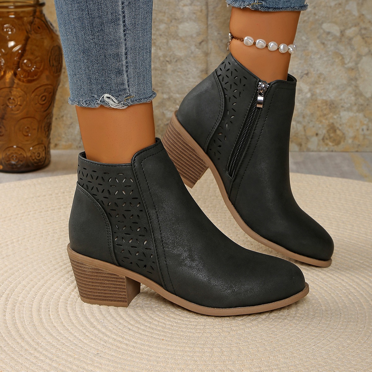 Hollow-out Pointed Toe Low-cut Square Heel Women's Boots foto 2