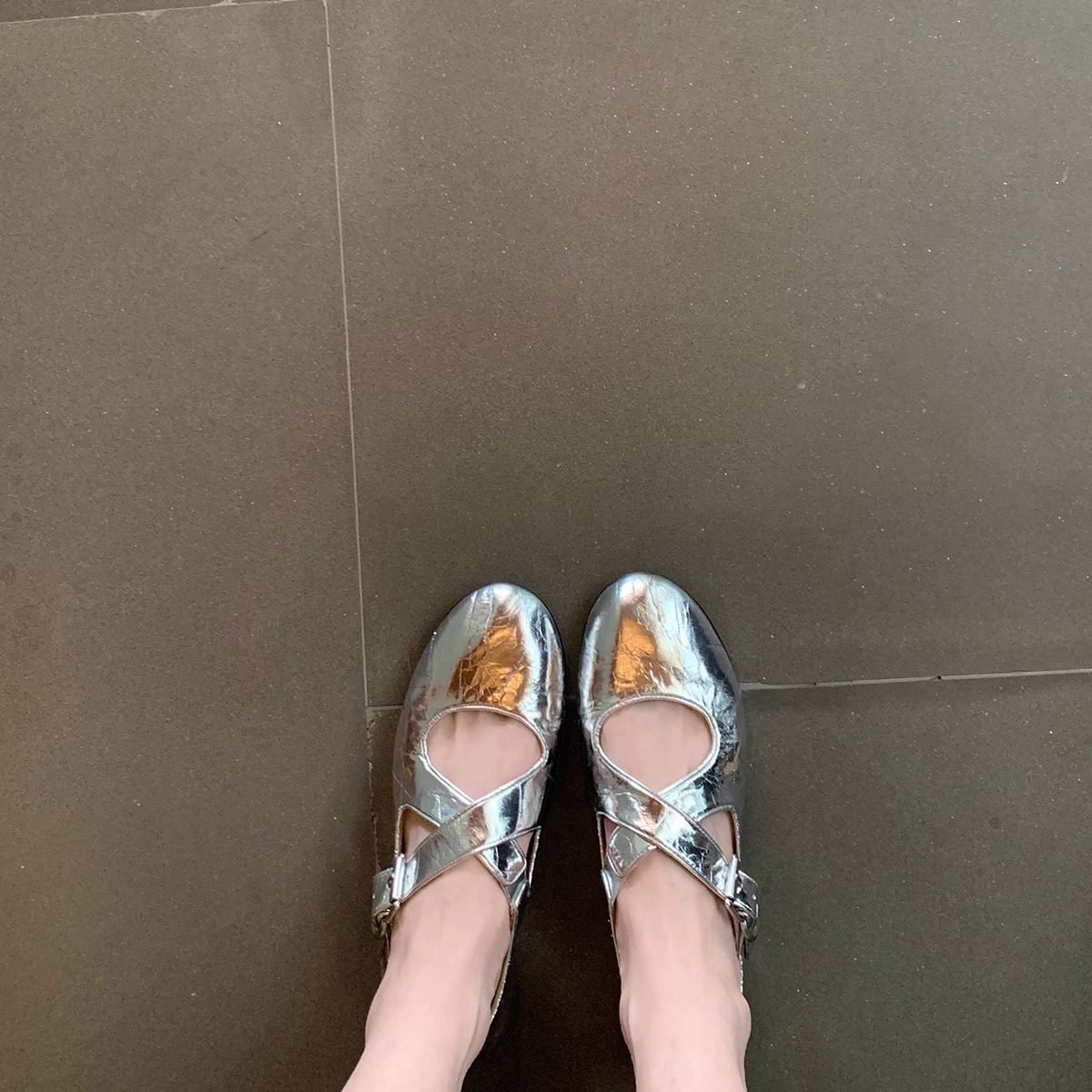 Cross Strap Silver Round Head Women's Shallow Mouth Flat Bottom Leather Shoes foto 2