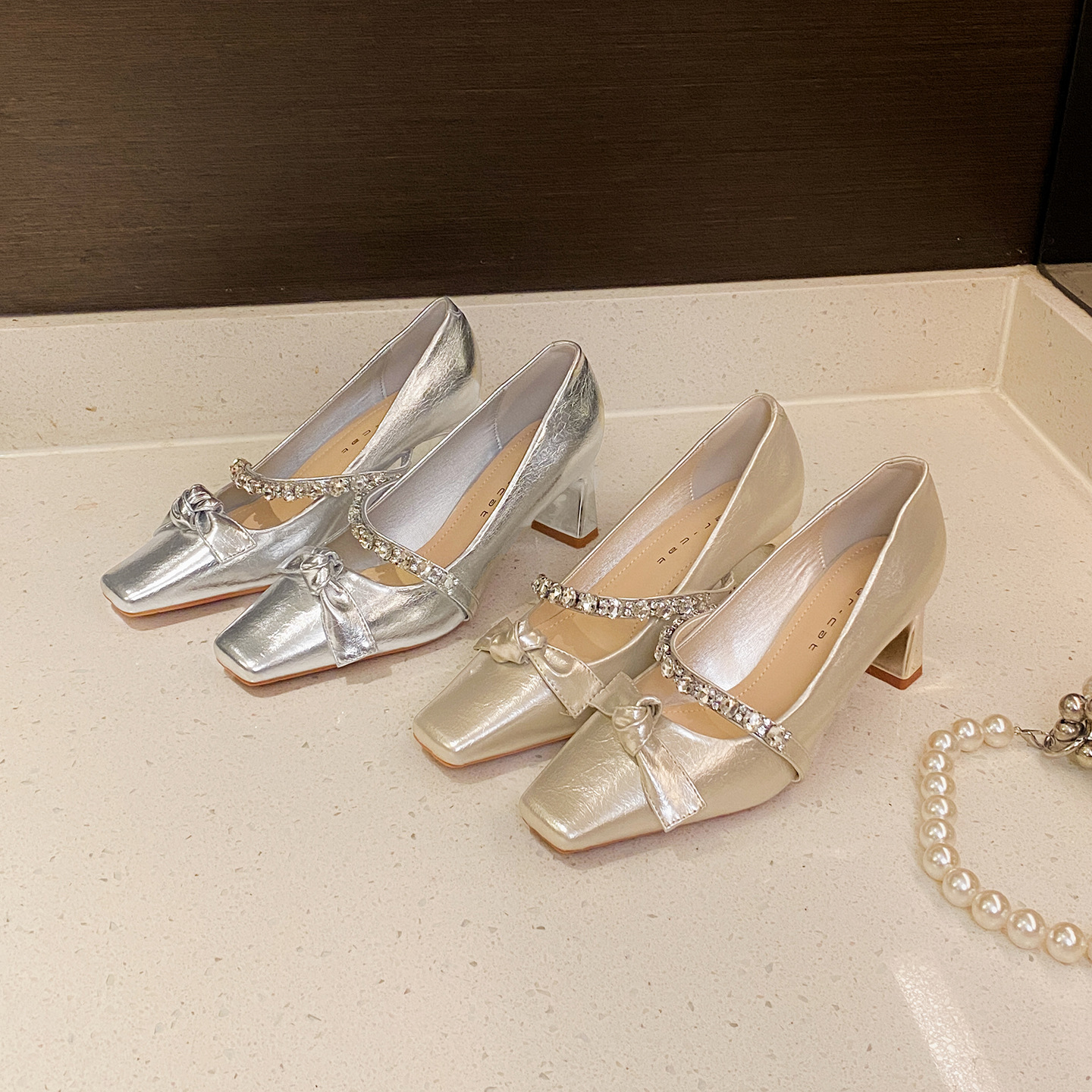French-style Pointed-toe Mary Jane Shoes With Rhinestones Low-cut Design foto 2