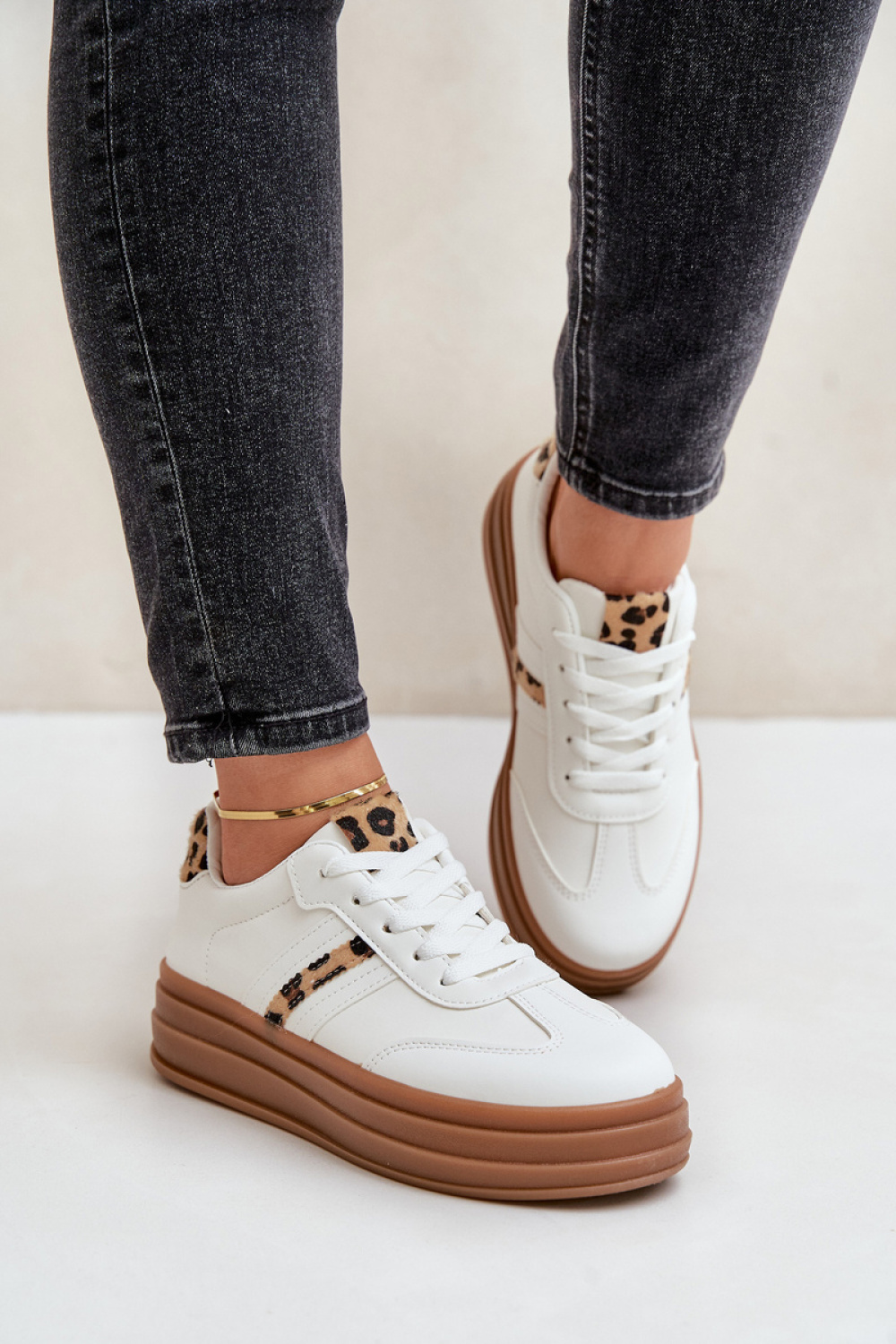 Sportschoenen op een platform Step in style foto 3