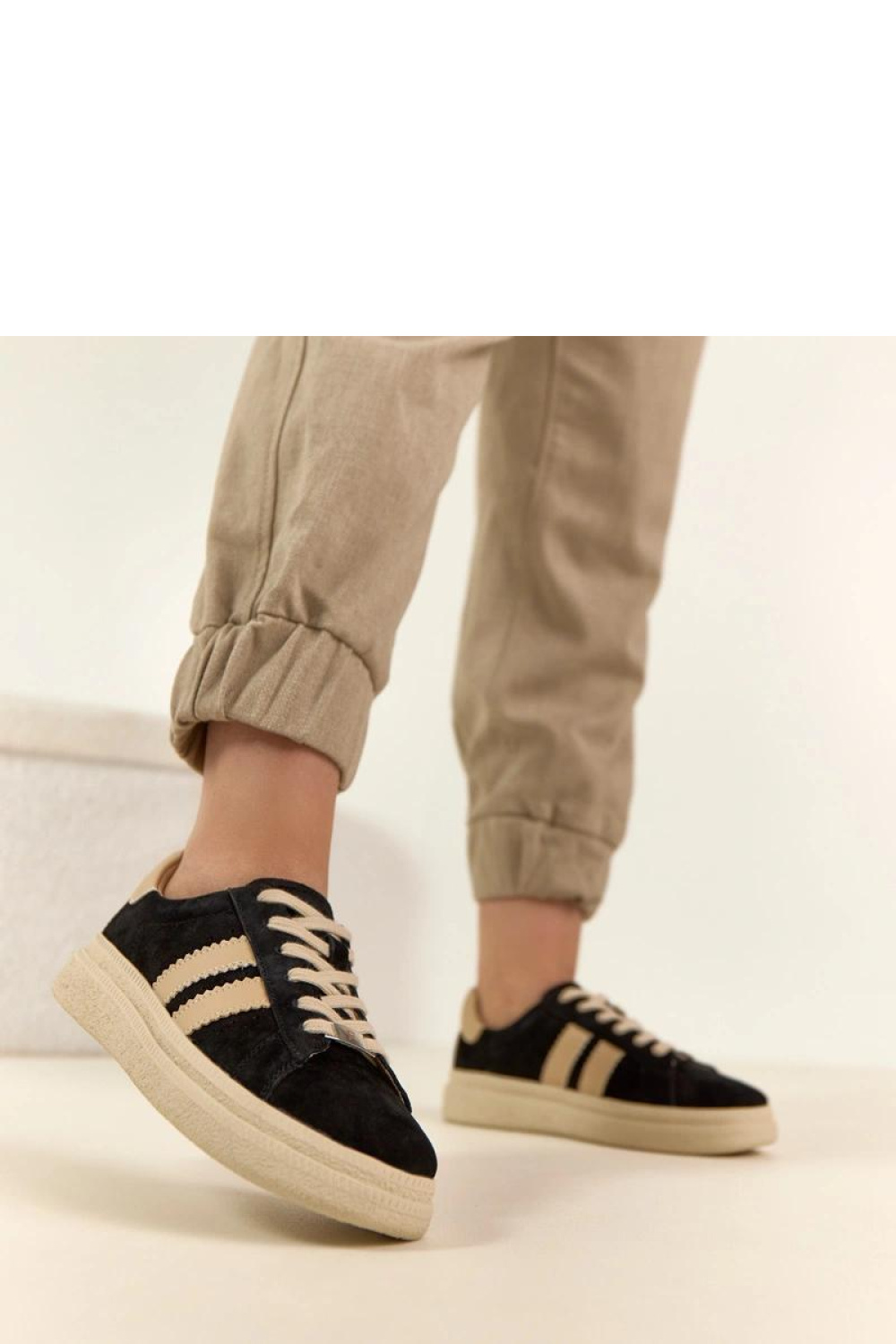 Sportschoenen op een platform Solea foto 3