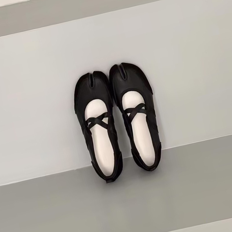 New Womens Flat-toe Clog Shoes With A Casual Cross-Strap Design And A Pig-Hoof Sole foto 3