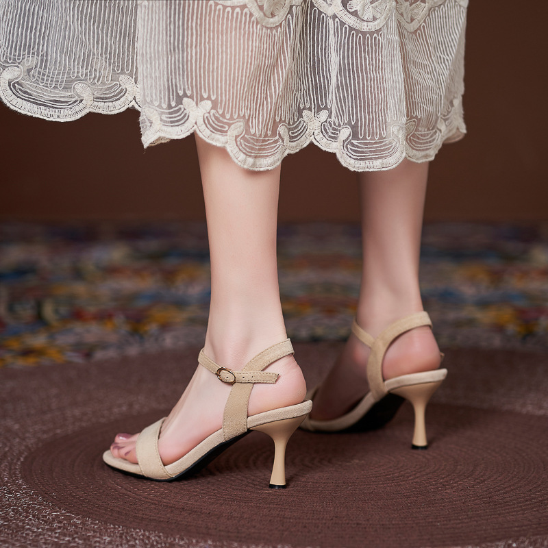 Women's Comfortable Small Size Sandals With Simple High Heel Strap foto 4