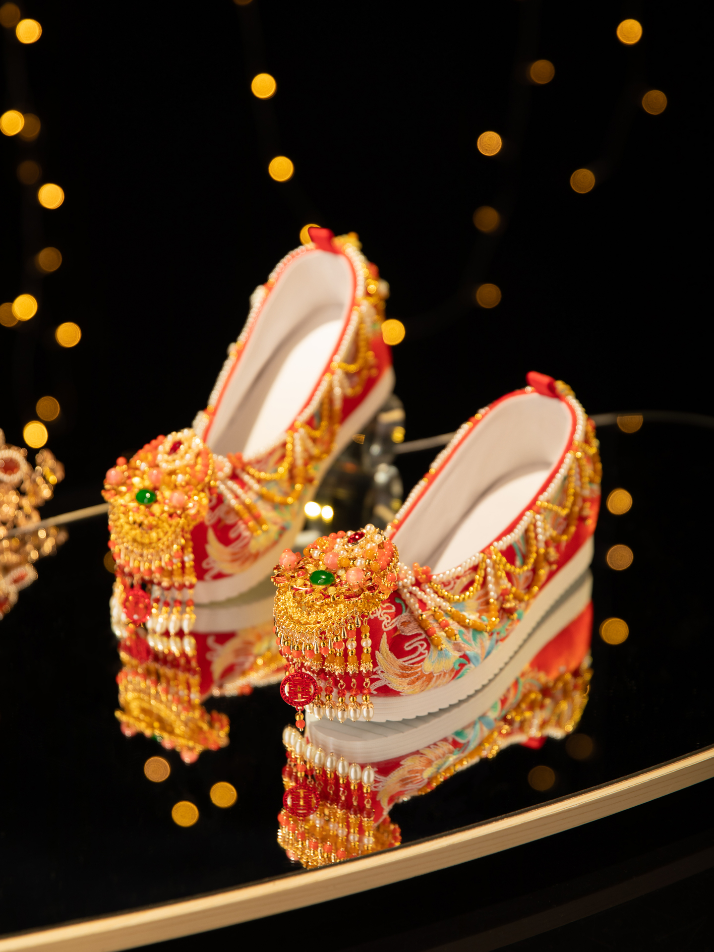 Handmade Original Chinese-Style Hanfu Wedding Shoes For Women, Red Heavywork Beaded Xiuhe Shoes With Hidden Heel, Traditional Chinese Wedding Shoes foto 4