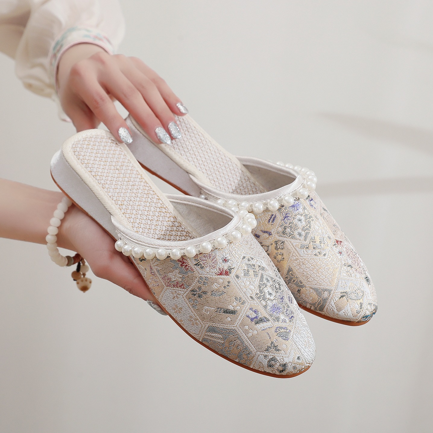 Summer New Cheongsam Ancient Style Mid Heel Embroidered Female Cloth Shoes