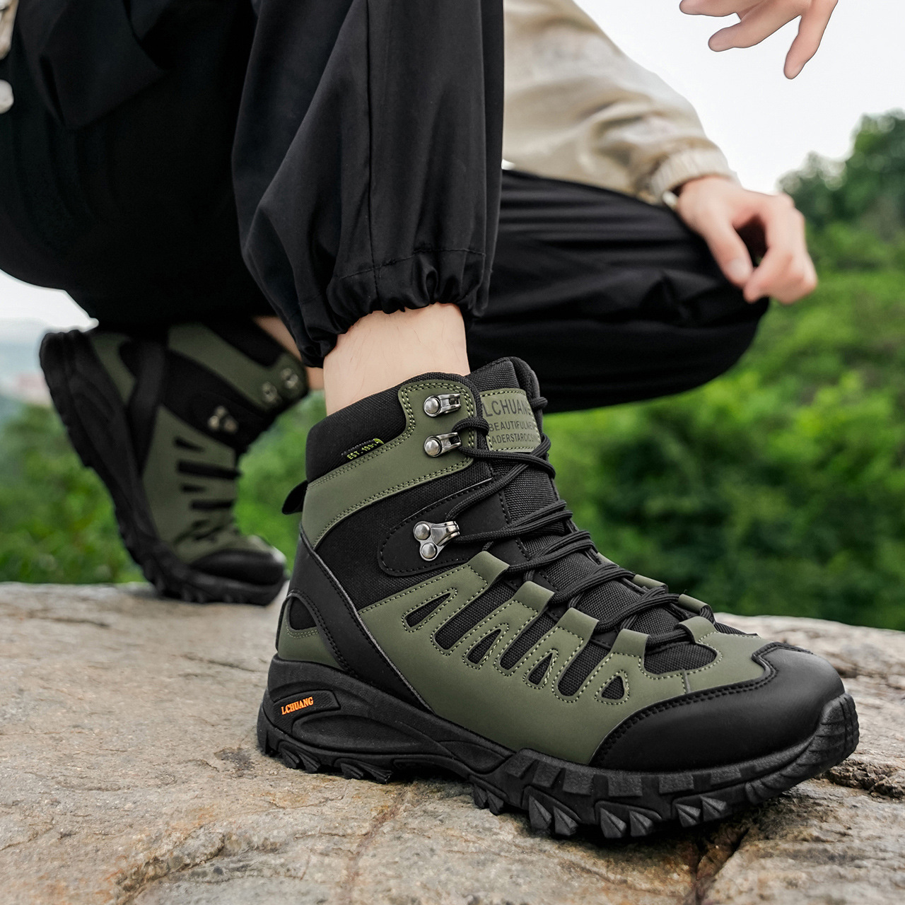 High Top Lace Up Dr Martens Boots For Fall And Winter foto 3