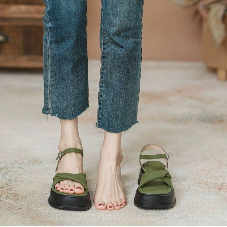 Green Skin-illuminating Roman Sandals With A Single Strap foto 3