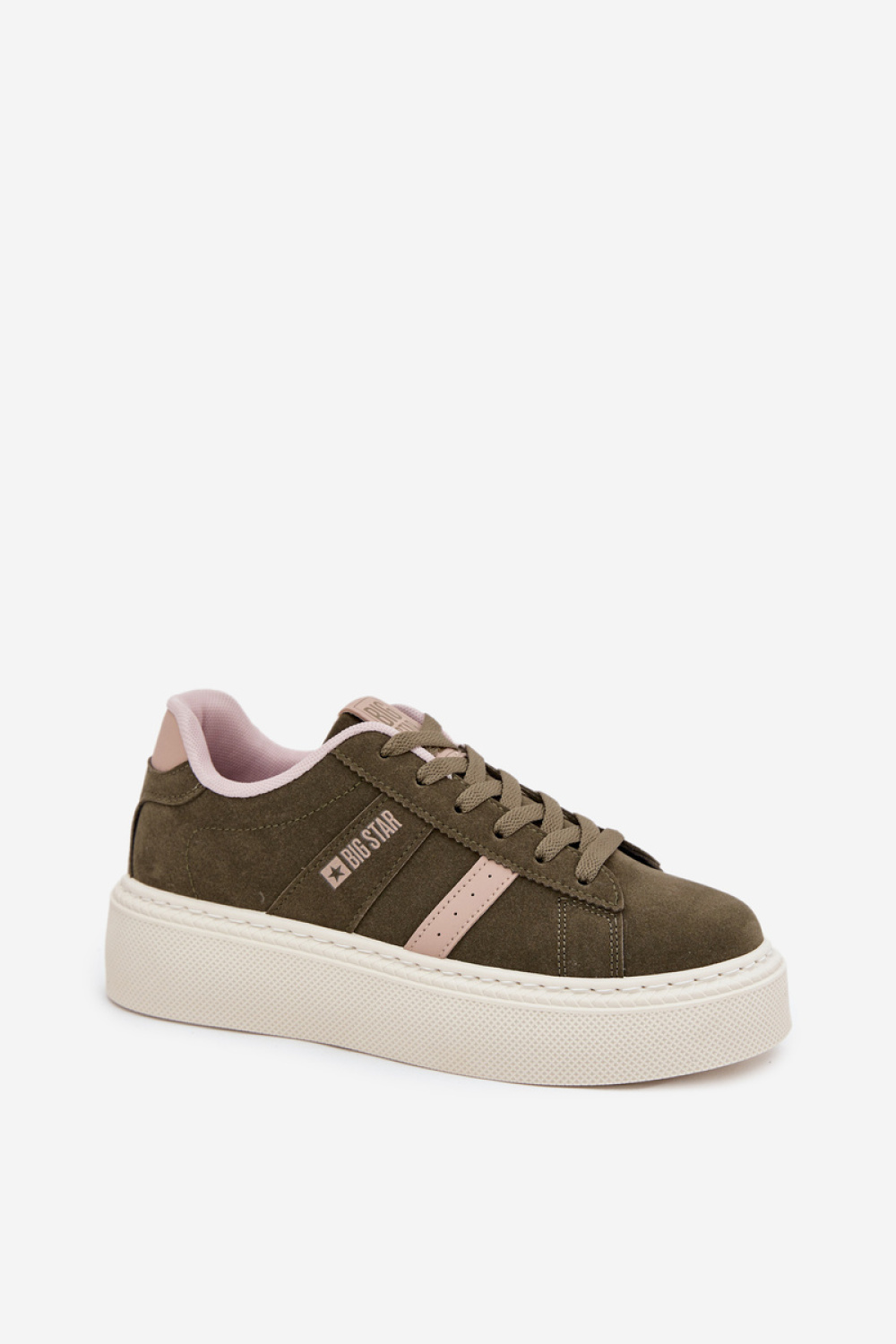 Sportschoenen op een platform Step in style foto 2