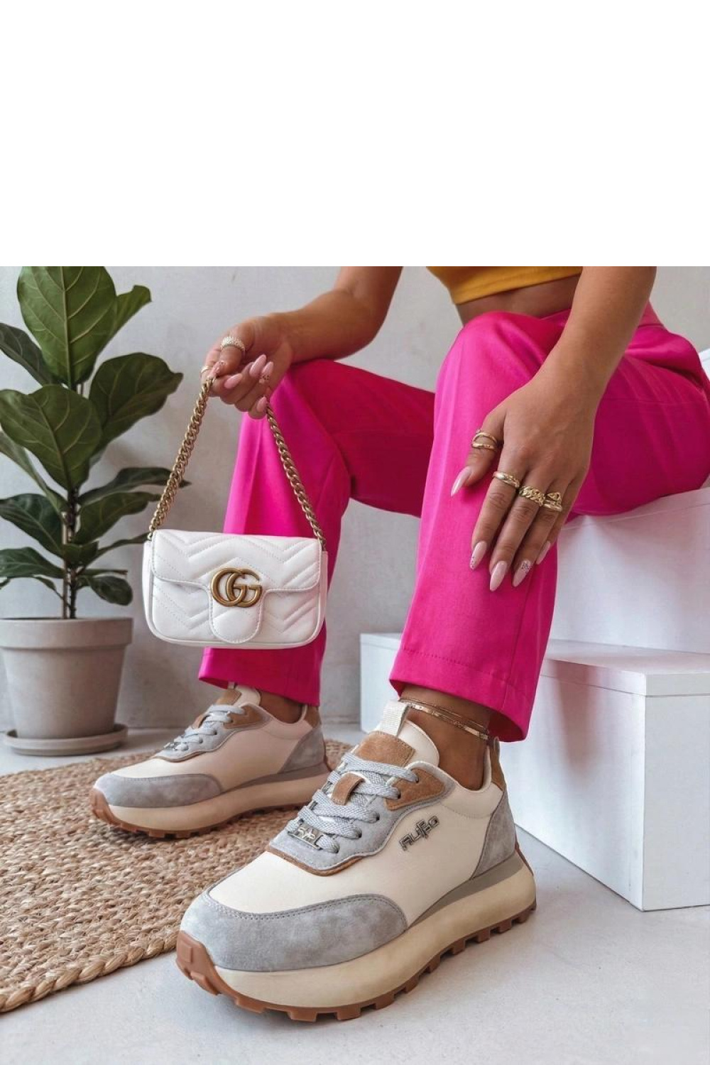 Sportschoenen op een platform Solea