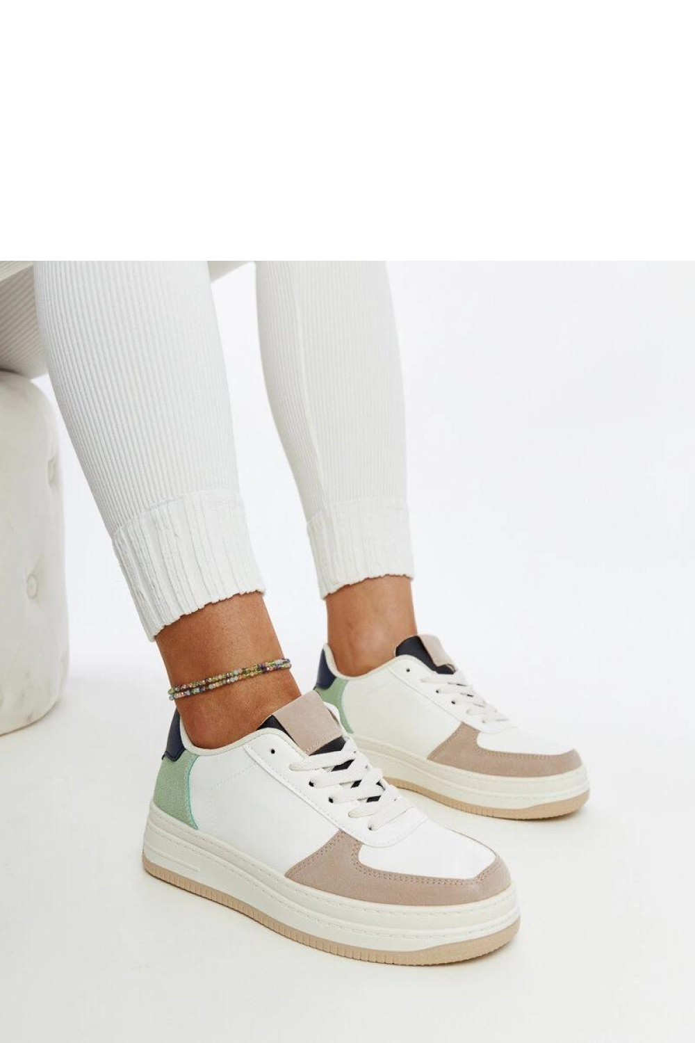 Sportschoenen op een platform Solea