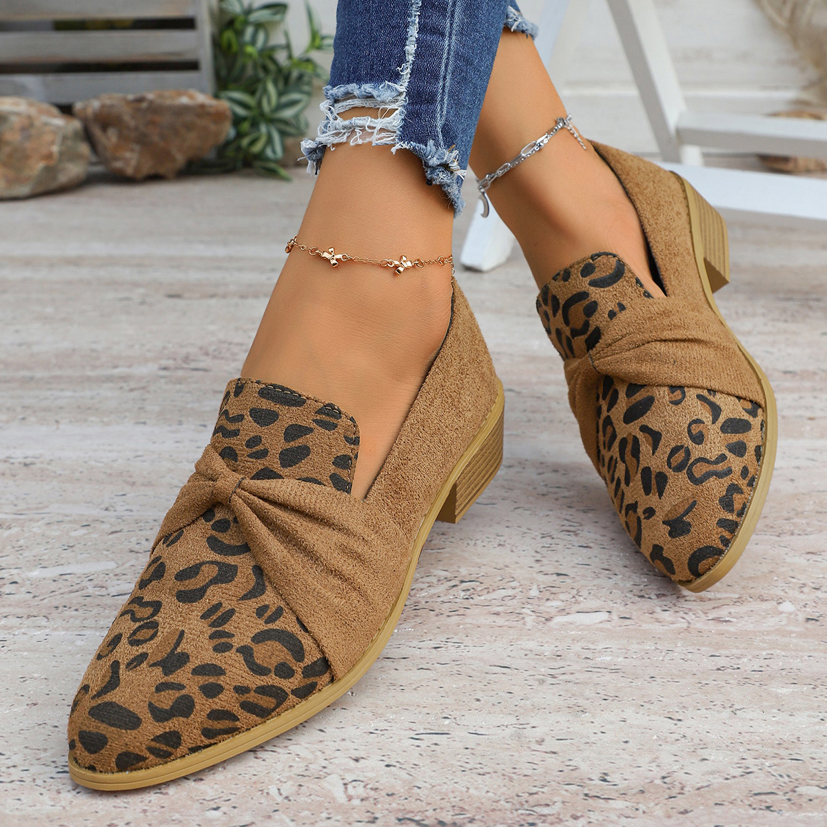 Womens Chunky-heel Pumps With An Elegant Metal Chain And Round Toe