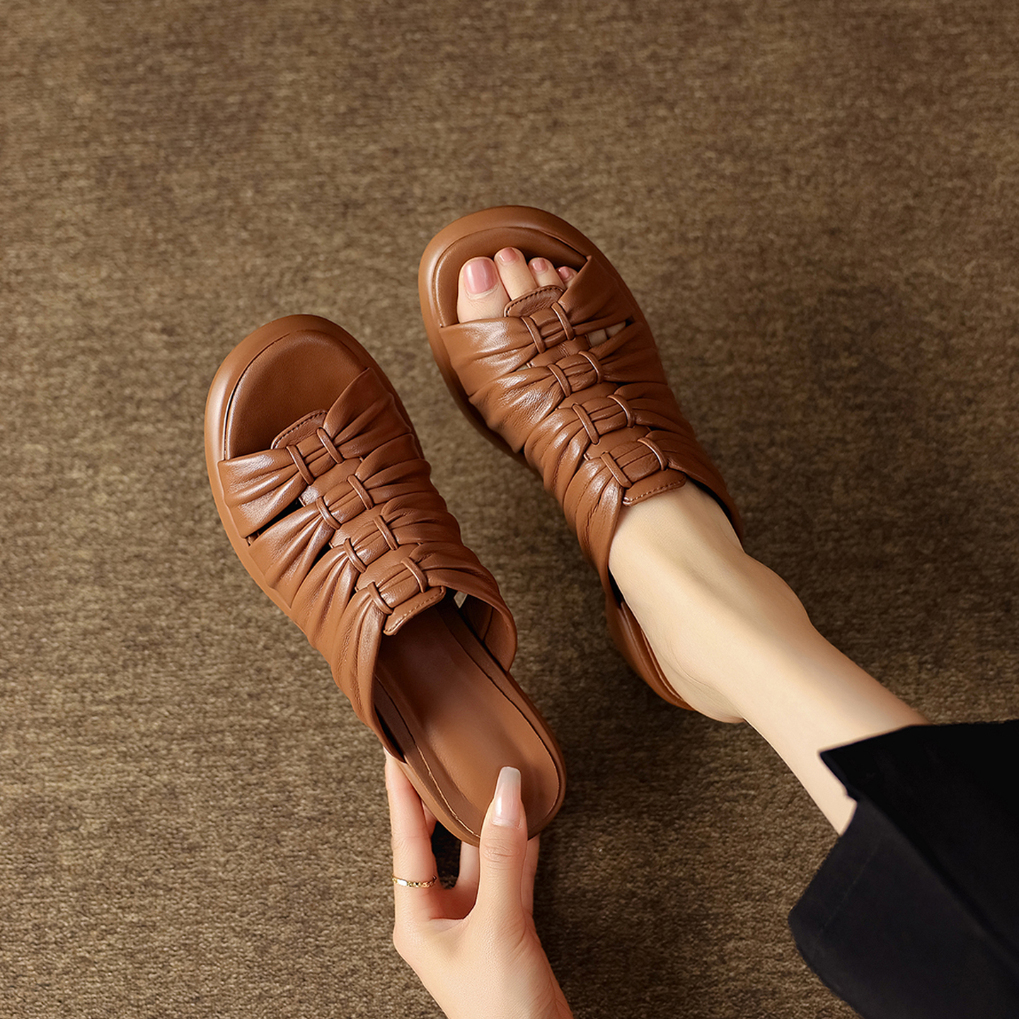Women's Premium Genuine Lambskin Ruched Slide Sandals, Block Heel Open-Toe Mules foto 4