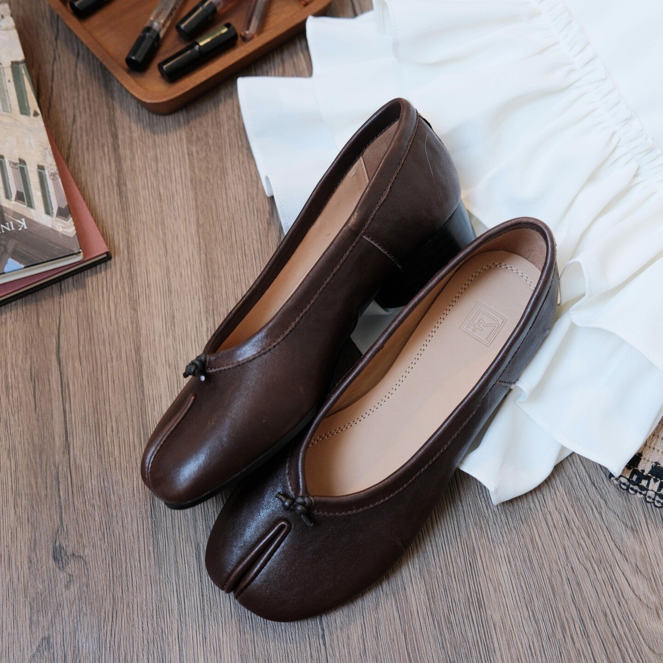 Pigfoot Splittoe ShoesCreased With A Chunky Heel And A Shallow Peeptoe Midheel Pumps foto 2
