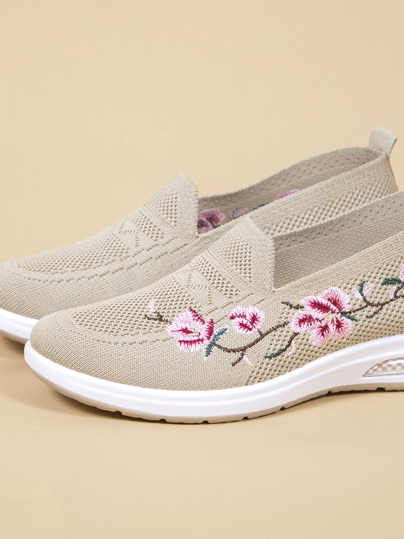 Women's Breathable Cloth Shoes Fashion Embroidery Soft Sole Shoes foto 2