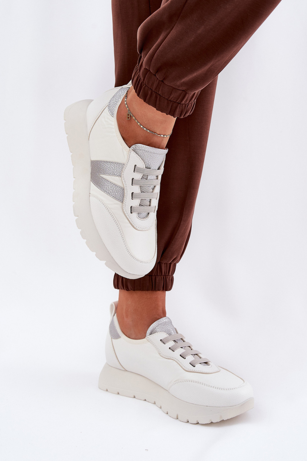 Sportschoenen op een platform Step in style